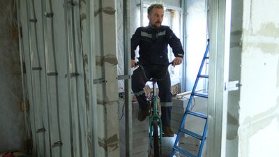 Поки в Чернігові немає світла, містянин добуває електрику, крутячи педалі