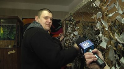 У Житомирі плетуть маскувальні сітки для потреб фронту У Житомирі плетуть маскувальні сітки для потреб фронту