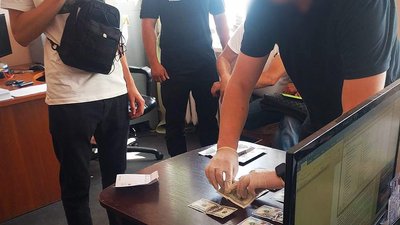 На Хмельниччині затримали адміністратора ринку, який хотів підкупити поліцейського