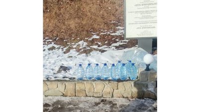 За пляшку — 50 грн. В Яремчі чоловік продавав воду з місцевого джерела За пляшку — 50 грн. В Яремчі чоловік продавав воду з місцевого джерела