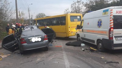 Потрійна ДТП з маршруткою у Рівному: є загиблий, травмовано семеро