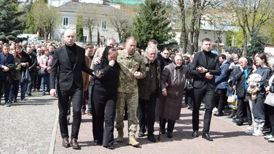 На Тернопільщині прощаються з бійцем, екснардепом Олегом Барною На Тернопільщині прощаються з бійцем, екснардепом Олегом Барною