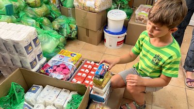 Близько 150 продуктових наборів щодня роздають вимушеним переселенцям у гуманітарному хабі в Ужгороді