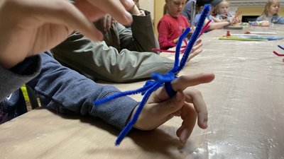 Спілкуються та роблять прикраси. Діти, які лишаються у Херсоні, проводять дозвілля в арт хабі в укритті Спілкуються та роблять прикраси. Діти, які лишаються у Херсоні, проводять дозвілля в арт хабі в укритті