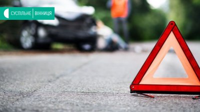 ДТП у Вінниці: перед Київським мостом автівка злетіла з дороги