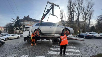 "Якщо водія немає на місці". В Ужгороді авто, припарковані з грубим порушенням ПДР, з 8 січня забиратиме евакуатор