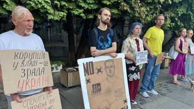 В Ужгороді 24 день поспіль проводять мирну акцію проти відставки ексміністра оборони
