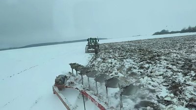 На Хмельниччині переорюють землю зі снігом, січень 2026 року