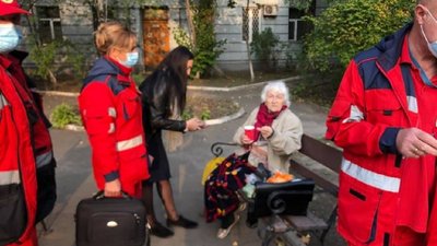 83-річна херсонка приїхала до Офісу Президента за допомогою: рідні виганяють її з дому
