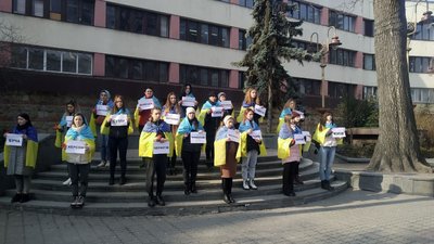 "Обіймаємо їх молитвою". У Франківську провели акцію на підтримку регіонів, де тривають бойові дії "Обіймаємо їх молитвою". У Франківську провели акцію на підтримку регіонів, де тривають бойові дії