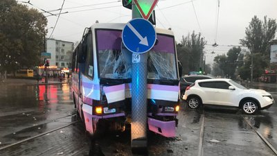 Під час ДТП з маршруткою в Одесі травмувалося 9 людей