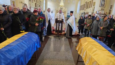 У Свято-Успенському соборі попрощалися із двома воїнами, які загинули на війні з РФ