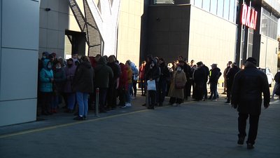 У Житомирі черги серед тих, хто прийшов вакцинуватися до міського центру вакцинації У Житомирі черги серед тих, хто прийшов вакцинуватися до міського центру вакцинації