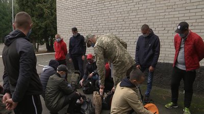 Із тестами на COVID-19: частина волинських призовників пішли в армію Із тестами на COVID-19: частина волинських призовників пішли в армію