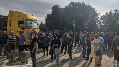 На Миколаївщині люди перекрили трасу. Вимагають звернути увагу на стан доріг На Миколаївщині люди перекрили трасу. Вимагають звернути увагу на стан доріг