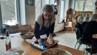 У Тернополі волонтери виготовляють енергетичні батончики У Тернополі волонтери виготовляють енергетичні батончики