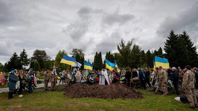 У Ніжині попрощалися із загиблим снайпером Артемом Григоренком У Ніжині попрощалися із загиблим снайпером Артемом Григоренком