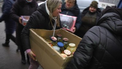 Волонтери завантажують бус і вирушають до хлопців на схід України Волонтери завантажують бус і вирушають до хлопців на схід України