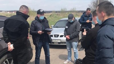 На Житомирщині викрили на корупції двох посадовців поліції: вимагали хабарі від фермерів На Житомирщині викрили на корупції двох посадовців поліції: вимагали хабарі від фермерів