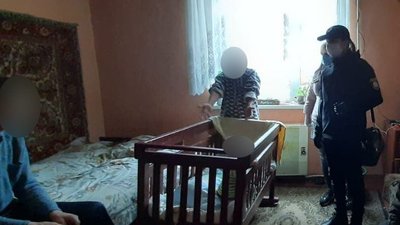 На Прикарпатті однорічний хлопчик залишився між нетверезими людьми та брудному будинку