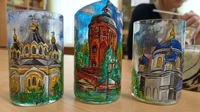 Жителька Житомира виготовляє підсвічники з використаних скляних пляшок Жителька Житомира виготовляє підсвічники з використаних скляних пляшок