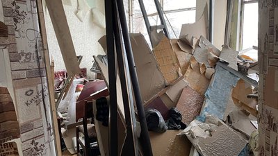 У Дніпрі жителі гуртожитку, в який війська РФ поцілили дроном, долають наслідки атаки У Дніпрі жителі гуртожитку, в який війська РФ поцілили дроном, долають наслідки атаки