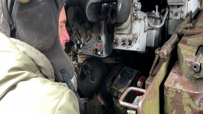 "Буде бити ворога" – затрофеїний російський танк Т-62 обороняє прикордоння Сумщини "Буде бити ворога" – затрофеїний російський танк Т-62 обороняє прикордоння Сумщини