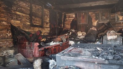 На Львівщині згоріла дерев'яна хата початку XIX століття з музейними експонатами На Львівщині згоріла дерев'яна хата початку XIX століття з музейними експонатами