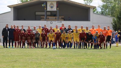 Команда зірок тернопільського футболу та заліщицька команда "Дністер" Команда зірок тернопільського футболу та заліщицька команда "Дністер"