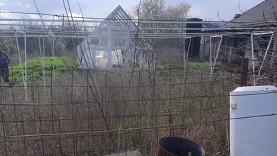 Пошкоджені будинки, теплиці та сонячні батареї. На Херсонщині армія РФ обстріляла з артилерії село Висунці Пошкоджені будинки, теплиці та сонячні батареї. На Херсонщині армія РФ обстріляла з артилерії село Висунці