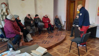 Пів року жили в підвалі. Волонтери привезли в Миколаїв сімох жінок з Очакова Пів року жили в підвалі. Волонтери привезли в Миколаїв сімох жінок з Очакова