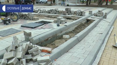 Фонтан запустили напередодні виборів: у Дружківці просіла плитка після реконструкції Фонтан запустили напередодні виборів: у Дружківці просіла плитка після реконструкції