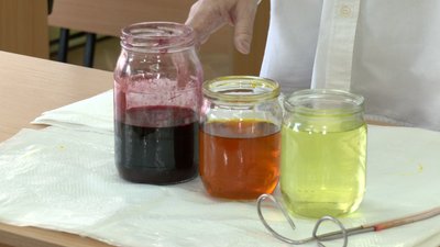"Поки пишуть писанки, доти існує світ": лучанка створює великодні яйця за давніми зразками "Поки пишуть писанки, доти існує світ": лучанка створює великодні яйця за давніми зразками