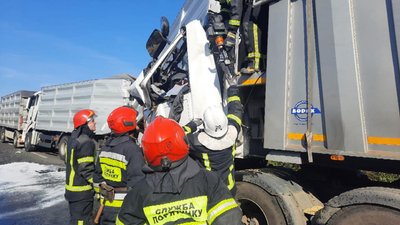 На трасі Одеса — Рені в ДТП потрапили три вантажівки: пораненого довелось деблокувати з кабіни