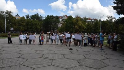 Учасники пікету проти дистанційного навчання у школах Учасники пікету проти дистанційного навчання у школах