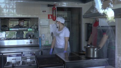 У Миколаєві послабили карантин: люди гуляють у парках, відпочивають у кафе У Миколаєві послабили карантин: люди гуляють у парках, відпочивають у кафе
