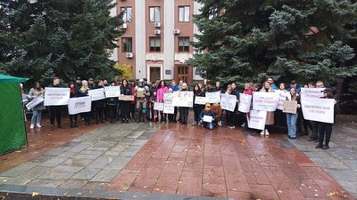 "Діліть бюджет так, ніби на нулі ваші рідні" — у Рівному провели акцію на підтримку виділення грошей для ЗСУ "Діліть бюджет так, ніби на нулі ваші рідні" — у Рівному провели акцію на підтримку виділення грошей для ЗСУ