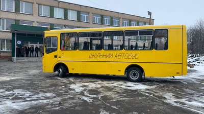 На Дніпропетровщині ліцею, що віддав шкільний транспорт на потреби фронту, передали новий автобус
