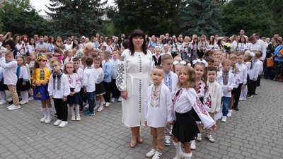 Івано-Франківщина, першокласники, діти, вчителька