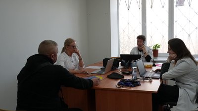 Терапевтка Інна Купчик із колегами веде прийом пацієнтів