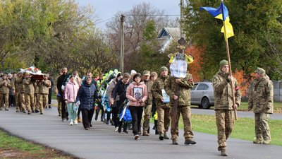 На Кіровоградщині в Онуфріївській громаді попрощалися з захисником Віктором Байдаком На Кіровоградщині в Онуфріївській громаді попрощалися з захисником Віктором Байдаком