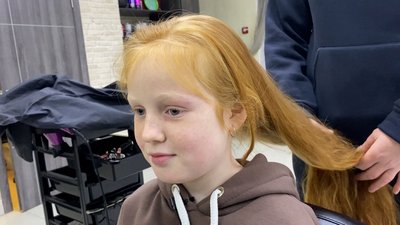У Прилуках 9-річна дівчинка відрізала пів метра рудого волосся, щоб купити тактичну каску для військових У Прилуках 9-річна дівчинка відрізала пів метра рудого волосся, щоб купити тактичну каску для військових