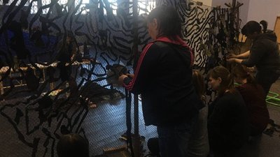 Сім’я харків’ян після переїзду на Полтавщину долучилася до плетіння маскувальних сіток