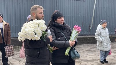 Люди приносять іграшки і квіти. Який вигляд має місце ракетного удару по Кривому Рогу Люди приносять іграшки і квіти. Який вигляд має місце ракетного удару по Кривому Рогу