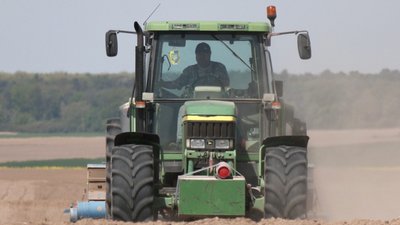 "Важко, бо нема кого на трактора посадити": як фермери на Волині бронюють працівників "Важко, бо нема кого на трактора посадити": як фермери на Волині бронюють працівників