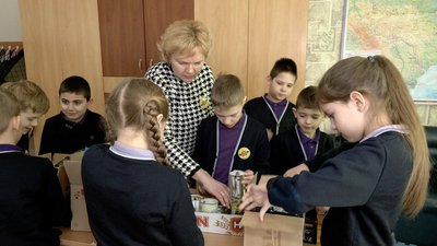 Ліцеїсти села Агрономічне на Вінниччині виготовляюь окопні свічки для оборонців. Фото: Суспільне Вінниця Ліцеїсти села Агрономічне на Вінниччині виготовляюь окопні свічки для оборонців. Фото: Суспільне Вінниця