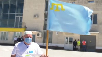 Зеленський на Херсонщині: в аеропорту Єдем Бєкіров подарував президенту прапор із тамгою Зеленський на Херсонщині: в аеропорту Єдем Бєкіров подарував президенту прапор із тамгою