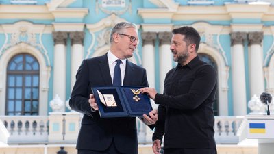 Зеленський вручив Стармеру орден Свободи