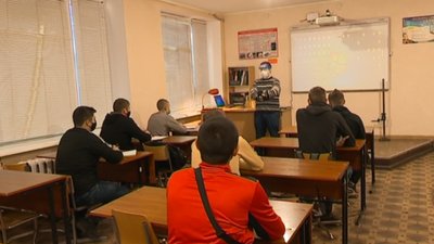 Удома, в класах та в майстернях. Училища Сумщини перейшли на змішану форму навчання Удома, в класах та в майстернях. Училища Сумщини перейшли на змішану форму навчання