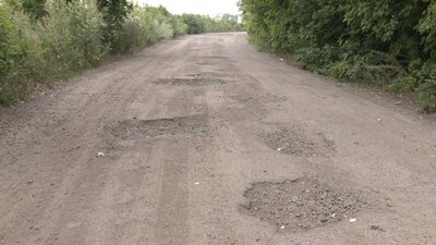 Ями завглибшки 30 см: як виглядає дорога між райцентрами на Харківщині Ями завглибшки 30 см: як виглядає дорога між райцентрами на Харківщині